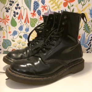  - Säljer mina gamla docs, väl använda och lite slitna men hela! Blanka svarta.