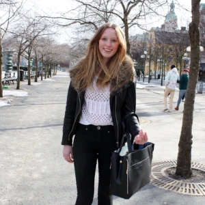  - Skinnjacka, KENZA 10 från Jofama. Inköpt 2013, använd endast ett fåtal gånger så i princip sprillans! Nypris 3200kr.  Fickor: fickor med dragkedja Ärm: 64 cm Storlek: 36 Material: 100% Skinn