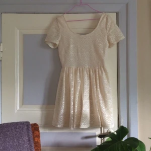  - 🐚Superfint mönstrad klänning med urringning i ryggen. Gräddvit & fantastisk🐚

• Storlek: Petite 40, passar 36
• Märke: ASOS 
• Material: 100% polyester
• Skick: Exemplariskt! 
• Övrigt: Inga skavanker 
• Frakt: 45kr