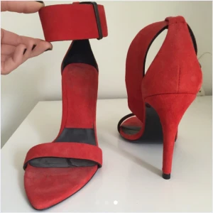  - Röda klackar i mockaimitation från Zara. Använda en gång i ca en timme.