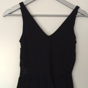  - Klänning med spets i sidor och baktill.