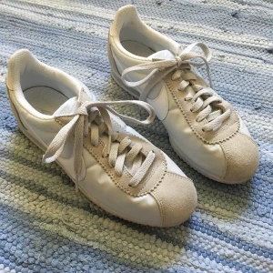  - Så fina och dessutom helt nya Nike Cortez! Rena och oanvända. Rätt så små i storlek och passar en 40.👟👟👟 Fri frakt!
