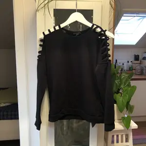 Cool svart tröja med hål på axlarna från Amisu. Säljes pågrund av ingen användning längre❤️