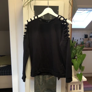  - Cool svart tröja med hål på axlarna från Amisu. Säljes pågrund av ingen användning längre❤️