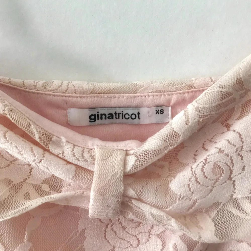 Fin klänning från Gina Tricot!  Bra skick, använd väldigt få gånger. 🌸. Klänningar.