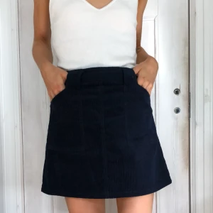  - Mörkblå kjol i manchester från Urban Outfitters. 