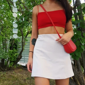  - Ljusbeige kjol från Bikbok, frakt ingår! 