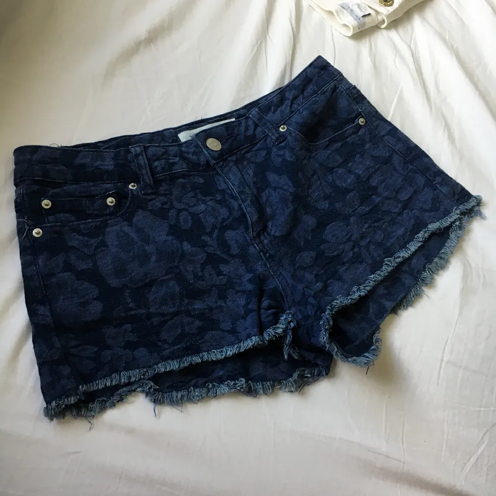 Ett par shorts från H&M. I storlek 36 passar jättebra nu till sommaren. Använda ett par gånger den här sommaren.  . Shorts.