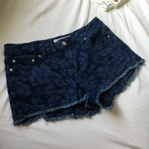  - Ett par shorts från H&M. I storlek 36 passar jättebra nu till sommaren. Använda ett par gånger den här sommaren.  