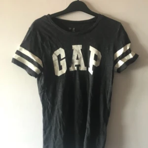  - Mörkgrå T-shirt från GAP, XS men passar även fint på mig som är S. I gott skick. Pris kan diskuteras, tar Swish!