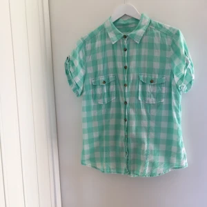  - Jättefin skjorta från H&M. Använd ett par gånger, storlek 46, härliga sommar färger. 
