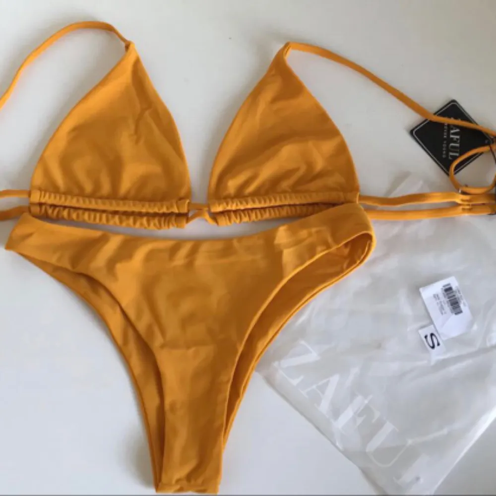 Super fin mörk orange bikini ifrån ZAFUL med justerbara band och som är ny och helt oandvänd. Jag säljer den pga att jag tog fel storlek. Frakt betalas själv. Övrigt.