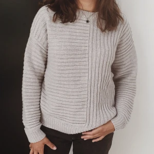  - Gosig stickad tröja från Gina Tricot ☁️🌿 / STORLEK: S men skulle även passa M / SKICK: Mycket fint! Använd endast ett fåtal gånger / Skriv gärna vid övriga frågor!