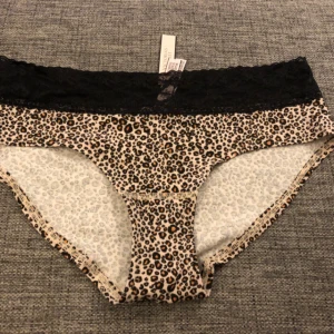  - Super snygga Nya oanvända Victoria secret trosor med prislapp på. Tyvärr fel storlek. 