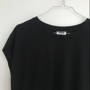  - Svart t-shirt från Weekday. Ej använd 