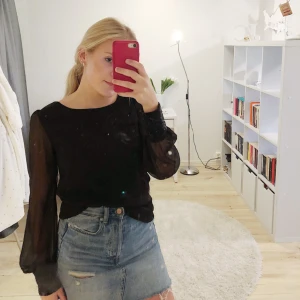  - Superfin blus från Vila i storlek M men passar mig som brukar ha S. Den hänger bara i garderoben så hoppas någon får användning av den. Nästintill oanvänd. 🤩 Kan fraktas!