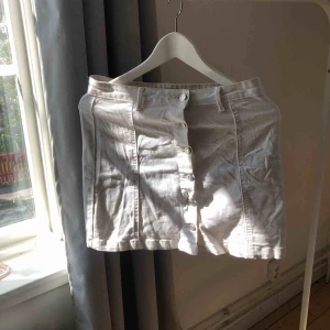  - En helvit jeanskjol med silverknappar som är perfekt på sommaren, utomlands eller på hösten med ett par strumpbyxor. Går att matcha med allt med tanke på färgen! Svart, grön, röd, orange eller rosa. You choose! (Frakten beror på vart du bor!)