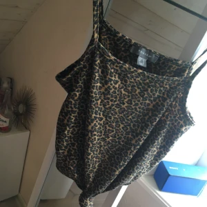  - Sött linne köpt i London, använt några gånger men bra skick. Liten för va 38. 40kr fri frakt :)