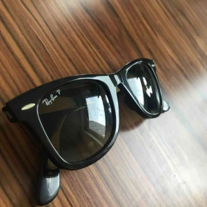  - Säljer ett par Ray Ban Wayfarer Original  Äkta såklart Gott skick skulle jag säga, se bilder Finns smårepor  Kan hämtas på gärdet Kan mötas upp i city