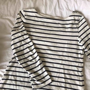  - Fin och klassisk tröja från boomerang i bra bomullskvalitet. Lite vidare i modellen, passar olika storlekar beroende på vilken passform man vill ha. Litet fint emblem på vänsterarmen. 