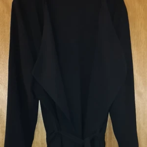  - Trenchcoat från cubus i storlek L, aldrig använd endast testad, den går till knäna på mig (160 lång) Kan skickas mot porto! 