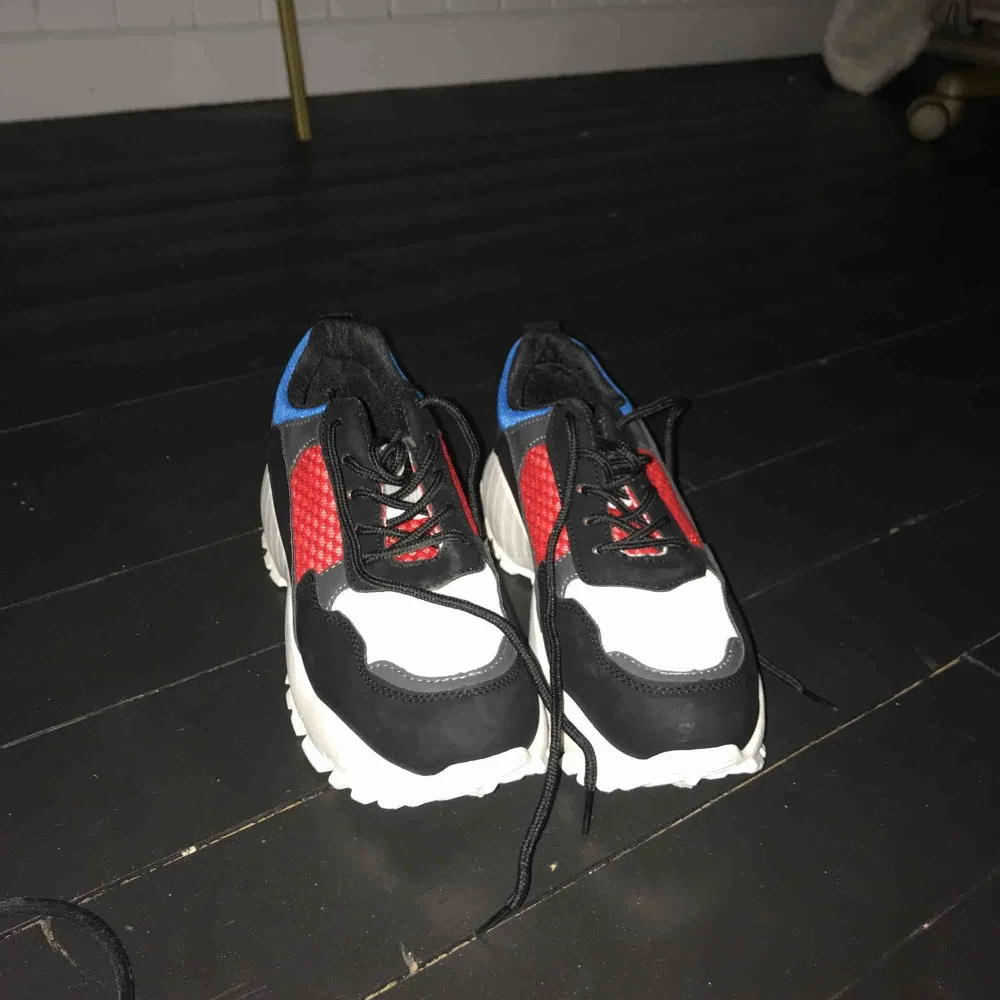 Trendiga Chunky sneakers i blått vitt rött och svart. Strl: (liten) 40. Skor.