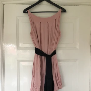  - Klänningen är en jättefin modell och färg som är sparsamt använd och i fint skick dock så har ett stygn gått upp som det finns bild på. Jag har inte orkat sy ihop det för att jag inte sett det. Tyget är i viskos och svarta band/detaljer i silke.