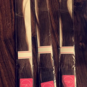  - Håret på slingorna är 60cm långt och paketet. Paketet innehåller: 25 gram äkta hår uppdelat på 25 stycken löshårsslingor.  4 paket = 100 slingor 700kr, kan postas