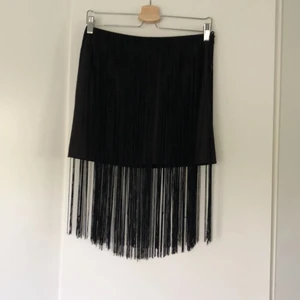  - Kjol med fransar. Som ny!