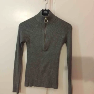  - Otroligt snygg polotröja med dragkedja (går alltså att ha både som polo och som vanlig tröja). Sitter jättefint på, använd 2ggr så i nyskick. Nypris var 249kr.