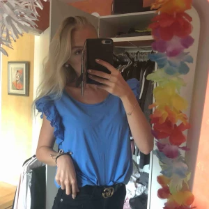  - Superfin blå blus med volangärmar, kommer tyvärr inte till användning. Använd 1 gång. Perfekt skick! 