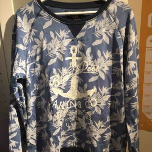  - Snygg tröja från Blount and Pool. Tyvärr inte använts utan bara hängt och förtjänar ett nytt hem!! 