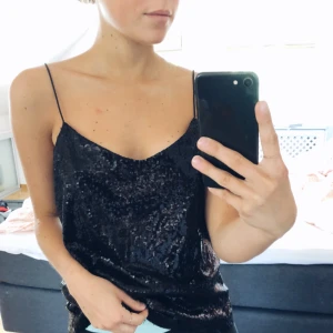  - Party-topp/linne i storlek M med smala band. Sparsamt använd. Kan frakta eller mötas upp i Stockholm! 