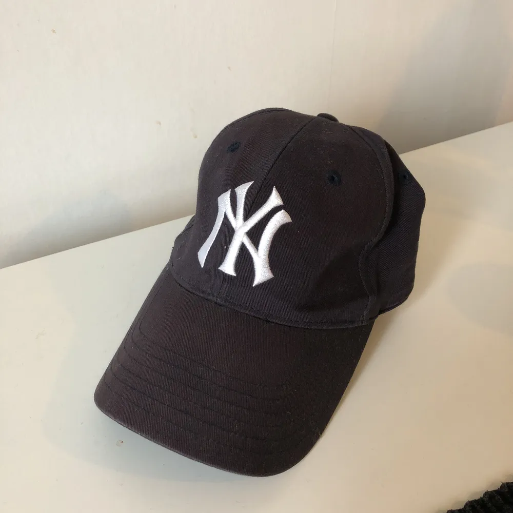 ”Dad hat” New York Yankees  New Era Storlek 58cm Köparen står för storlek. Accessoarer.