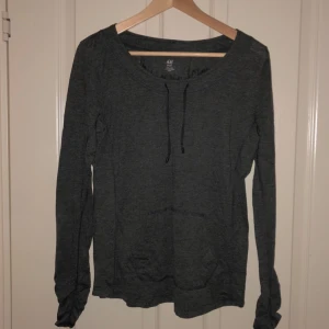  - Träningströja från H&M i mörkgrå färg. Köpare betalar frakt.