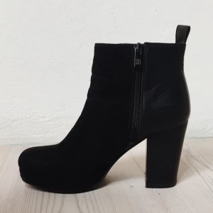  - Stiliga klackar i mattsvart 🖤🌚 / STORLEK: 37 men funkar även för mig som är 38/ SKICK: Använda men i fint skick! / Skriv gärna vid övriga frågor!