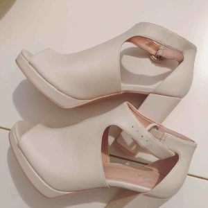  - 3 pair Heels used only 1 time.New and very good condition.150 kr for each.paket price 400 for all.