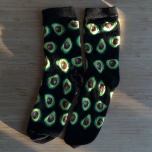  - avokado sockar från monki!! bara testade någon gång, lite osäker på storleken men dom passar på mig som har 38. frakt 9kr!