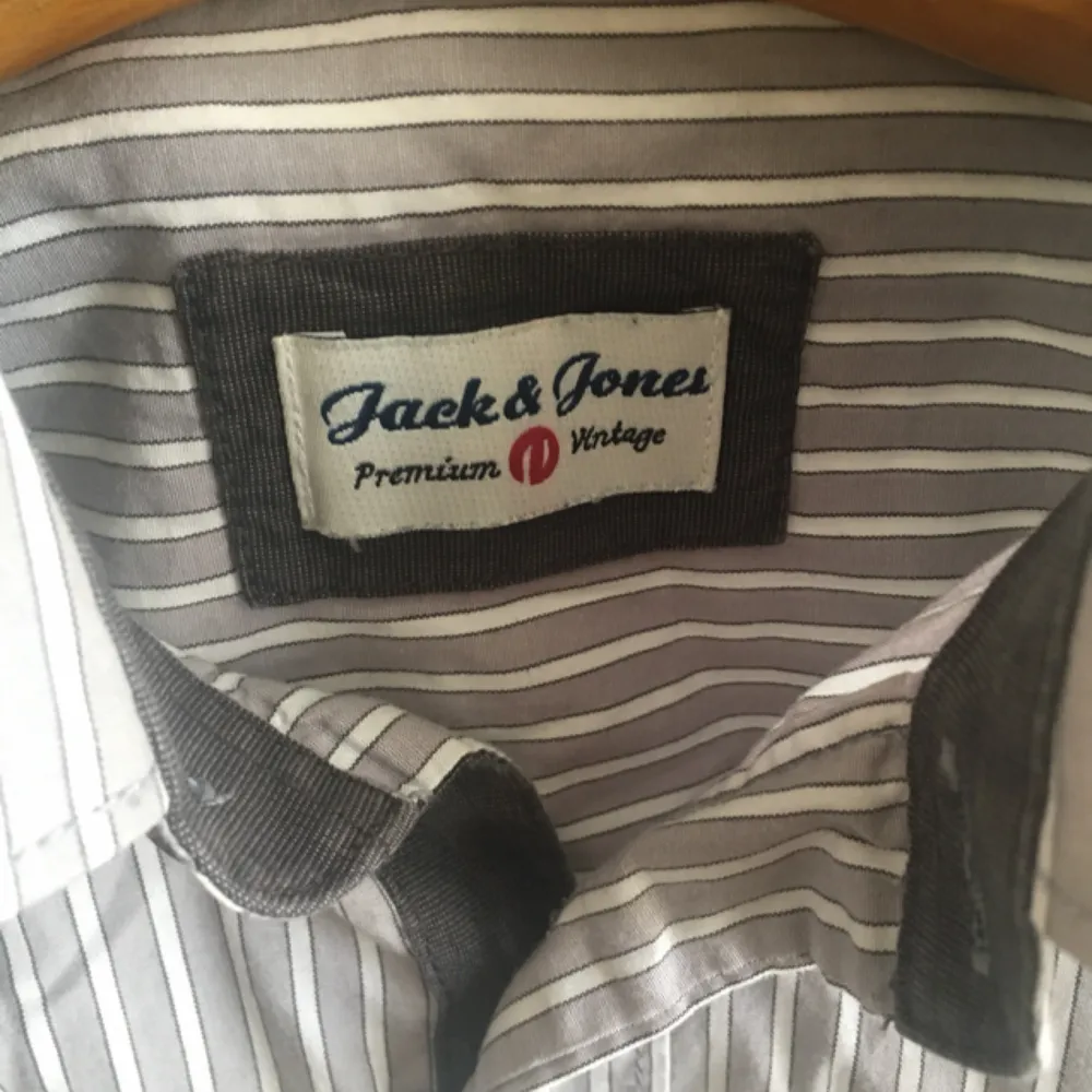 Skitsnygg grårandig skjorta från Jack&Jones vintage, sjukt lätt att styla! Två knappar är dock lösa men kan enkelt sys fast. Frakt tillkommer . Skjortor.