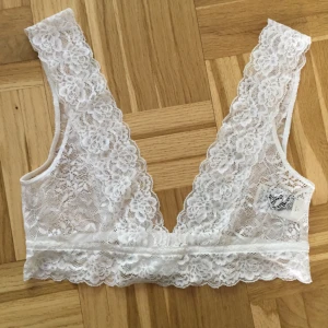  - Bh med vit spets. Stl L. Från Monki.