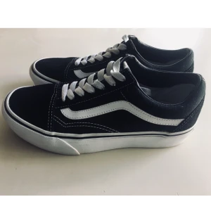  - Vans old skool platform Använda några få gånger! 