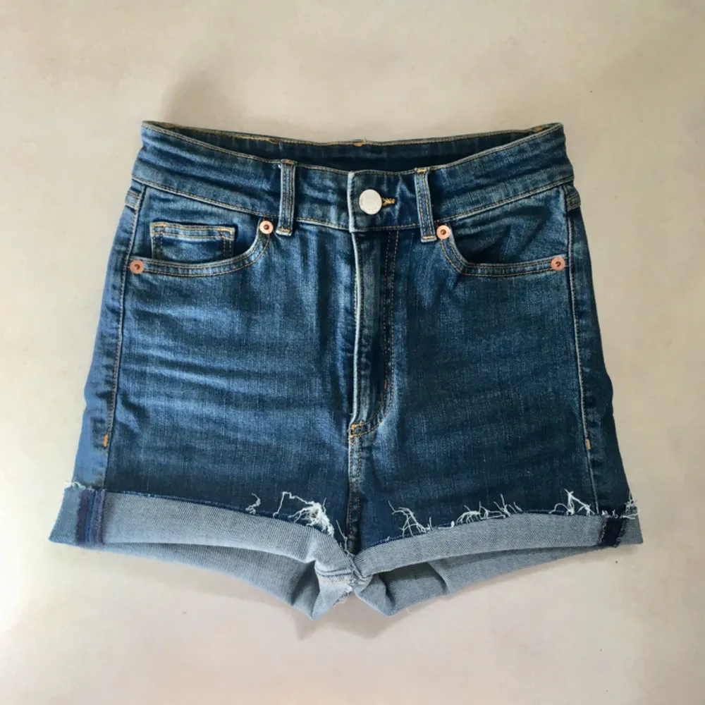 Jeans från Monki som jag har klippt av till jeansshorts . Shorts.