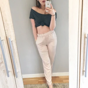  - Jättefina byxor i sidenliknande material! Använda 2 gånger. Finns en liiiiiten reva på ena benet över knät som man inte tänker på när byxorna är på (bild).  Kan mätas i Uppsala, annars tillkommer fraktkostnad✨ 