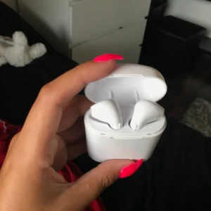  - Säljs pågrund av att jag inte har någon användning av dem funkar väldigt bra, man kopplar dessa genom bluetooth. Inte använt mycket och man få även en sladd med. ( ordpris 450