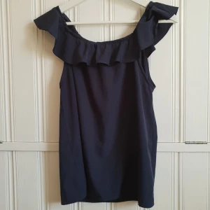  - Jättefin blus från Rut&Circle som man kan ha som den är eller som offshoulder. 40kr+frakt 