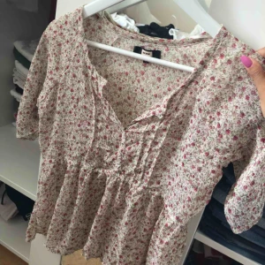  - Semi genomskinlig blus från bikbok, storlek XS men lite större i storleken. Köparen står för frakten🌸