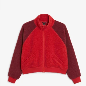  - Superfin tröja från monki, alldeles ny och endast provad av mig!  Lite kortare modell.  Varm å go nu till hösten! ”A super-fluffy raglan sweater with a front zip closure, slanted front pockets and a soft beige colour. Bring on the cold!”