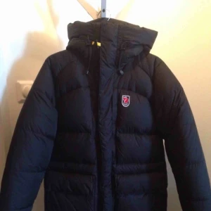  - Fjällräven jacka. Helt oanvänd då för stor. Är storlek XS men passar S-M. Pris kan diskuteras. 