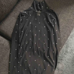 - Fin svart lite transparent polo med sten/diamant detaljer. Använd 1 gång. Möts helst upp i Stockholm.  