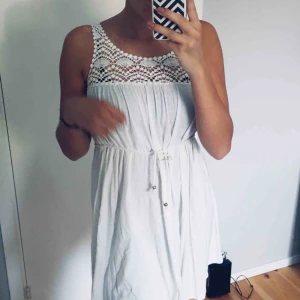  - Supersöt klänning med virkad spets upptill som man kan knyta vid magen💗Passar bra någon som är S, frakt 25kr